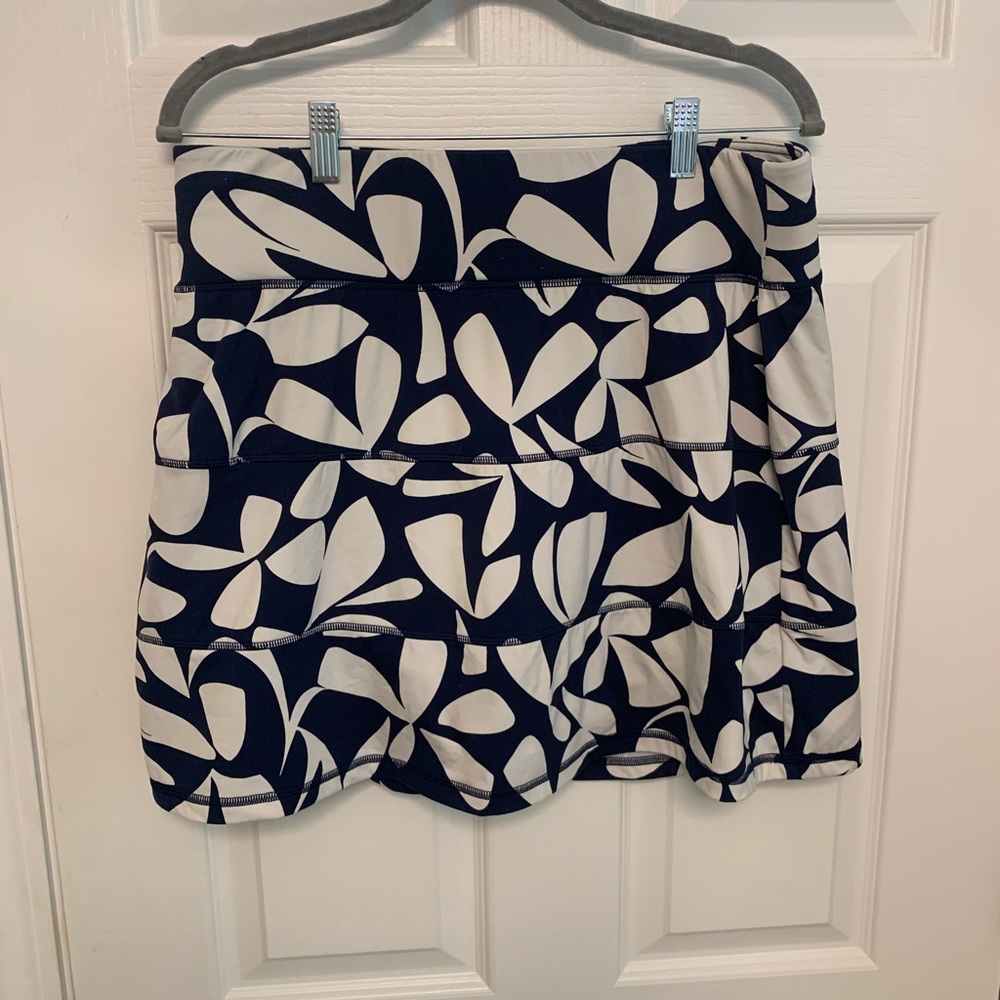 Talbots Chic Navy and White Leaf Print Skort. Large Petite